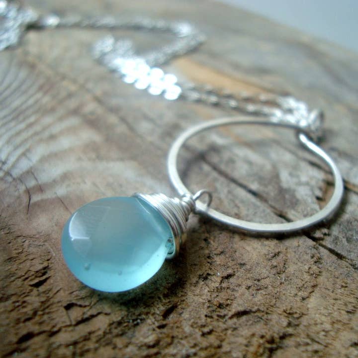 Collana a cerchio in vetro acquatico pastello in argento sterling lavorato in metallo per la vendita all'ingrosso da parte di Fuchsia Bloom Studio