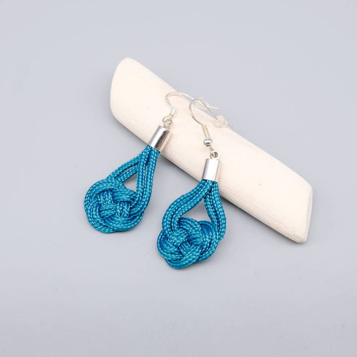 Orecchino in argento paracord blu turchese per la vendita all'ingrosso da parte di La Fabrique du Noeud