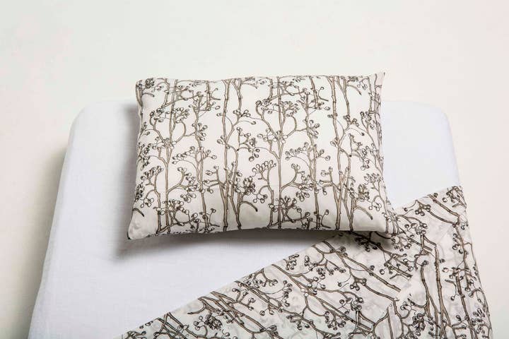 Sura handbedrukte katoenen kussensloop, wit. voor wholesale door The Dee Dee Mattress Co.