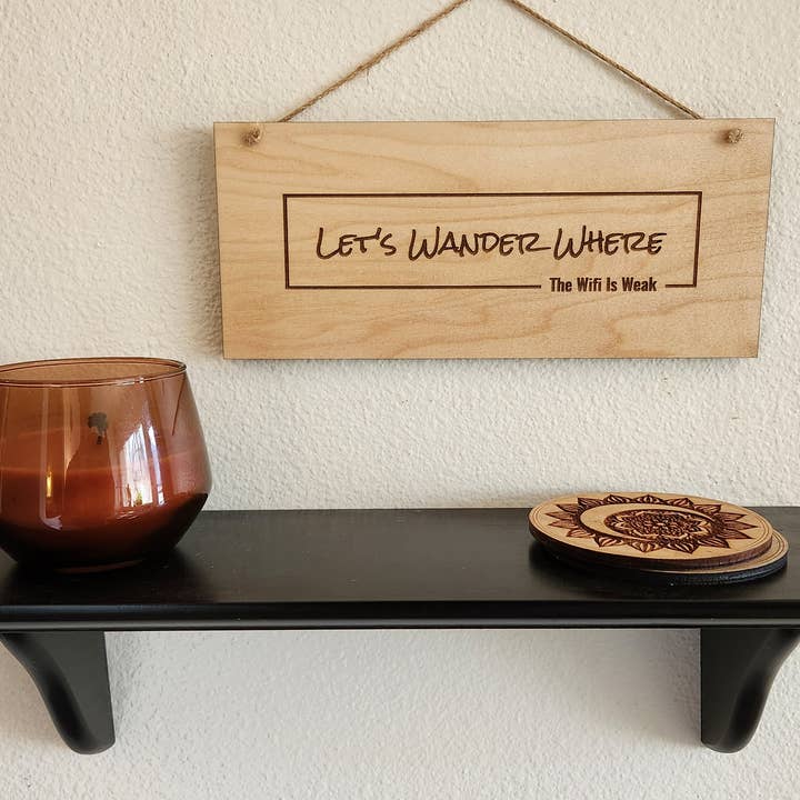 Rustik träskylt: Låt oss vandra där WIFI är svag för wholesale av Sherwood