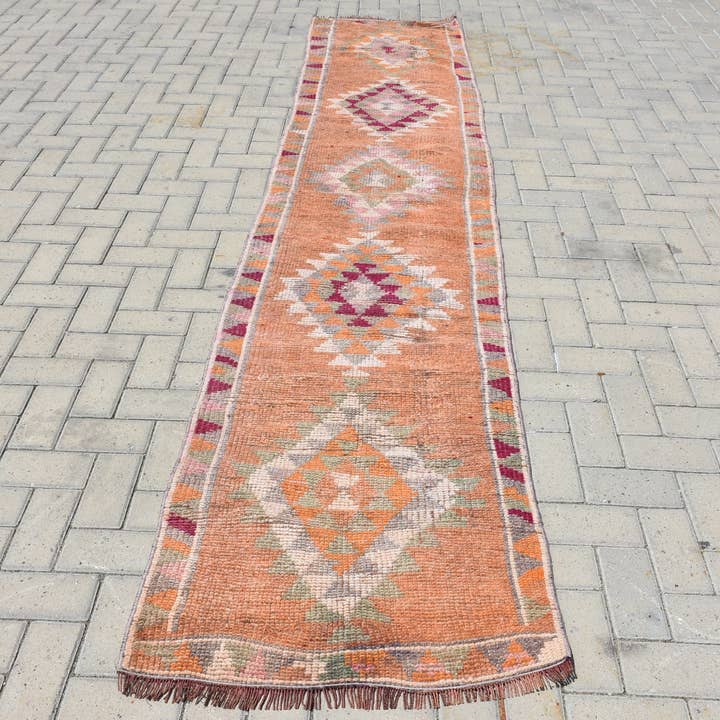 Handgefertigter orangefarbener Kilim-Teppich, 2,5x11 ft geometrischer Bereichsteppich für den Großhandel von Vintage Rugs Loom