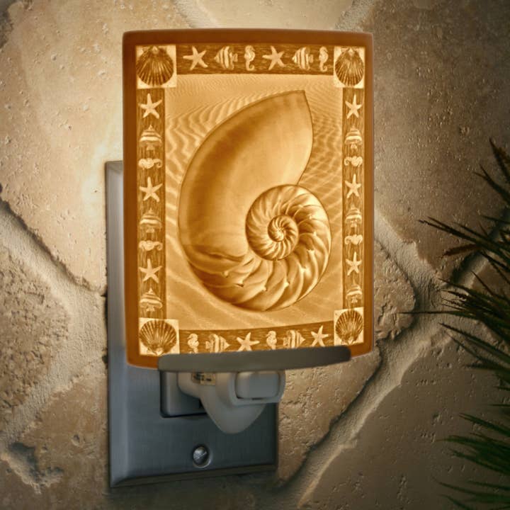 Veilleuse en lithophane en porcelaine Nautilus pour la vente par The Porcelain Garden Inc.