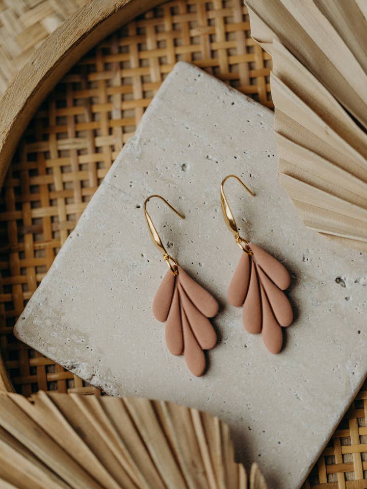 AVI - Polymer Ton Ohrringe in Altrosa für den Großhandel von walnutandcherry