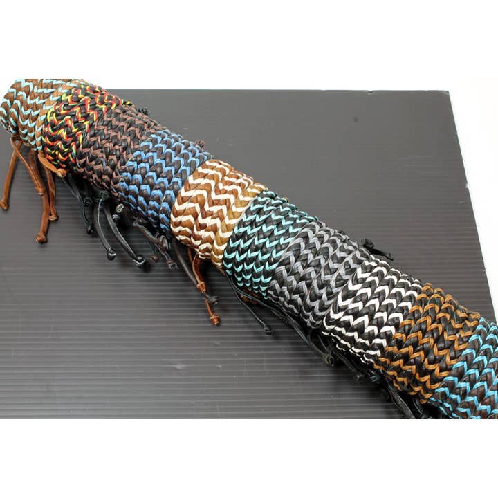 Röhre aus schwarzem/braunem Leder und bunten Kordel-Armbändern für den Großhandel von Western Counties Wholesale