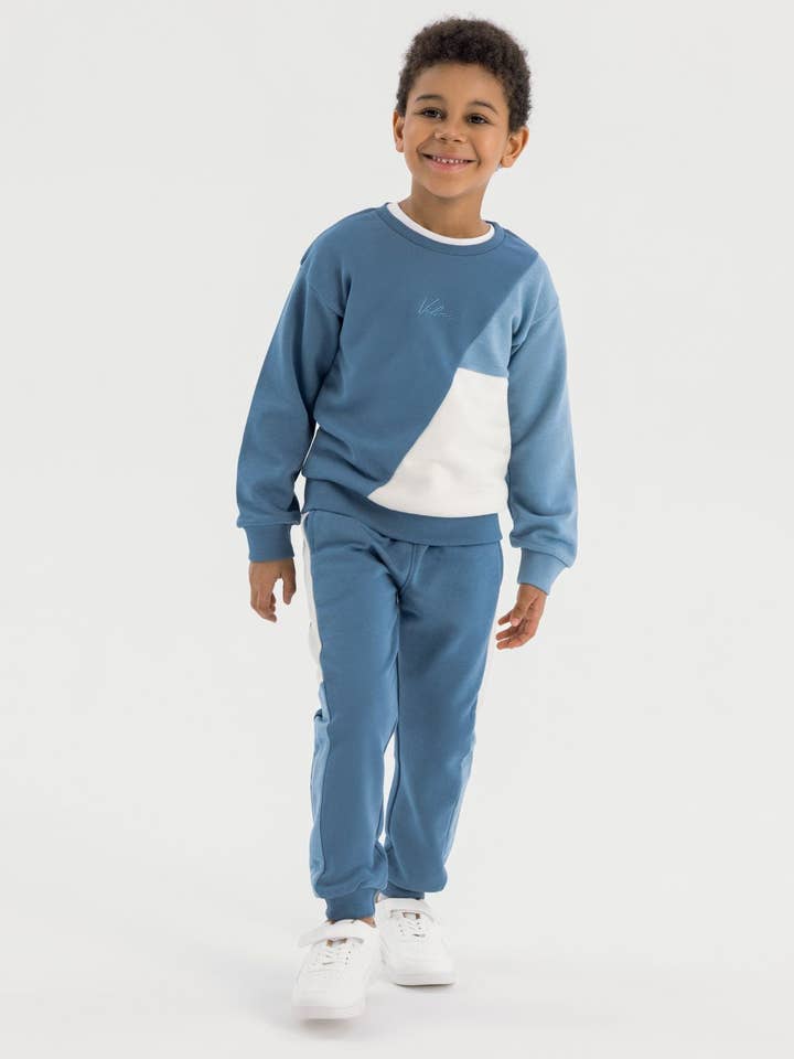 Jongens sweatshirt met ronde hals en joggingbroek set met trekkoord blauw 1-8 jaar voor wholesale door Minoti sp. z o.o.