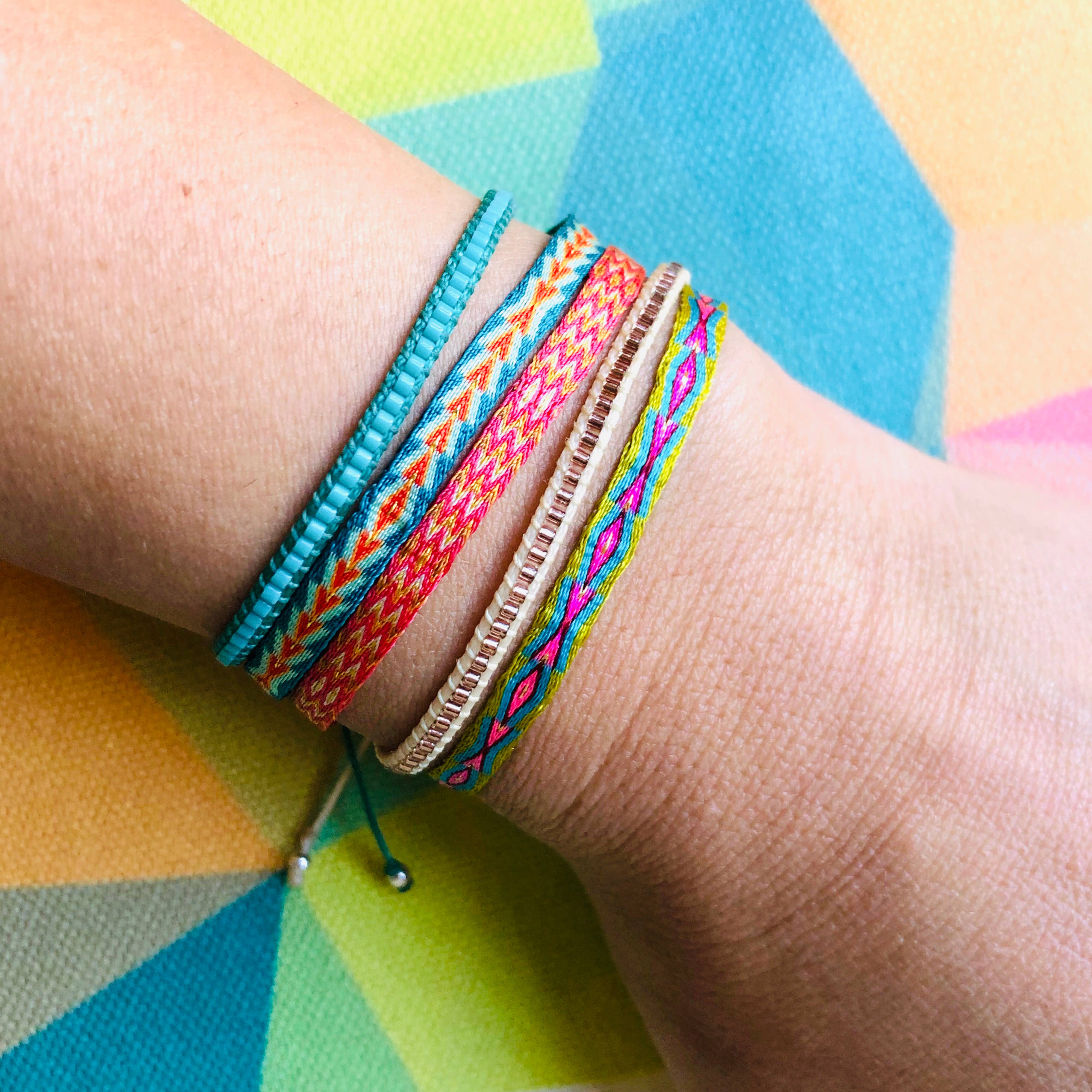 Kleurrijke verpakking Araracuara kleurrijke zijden armbanden geïnspireerd op Pereira voor groothandel op Faire5