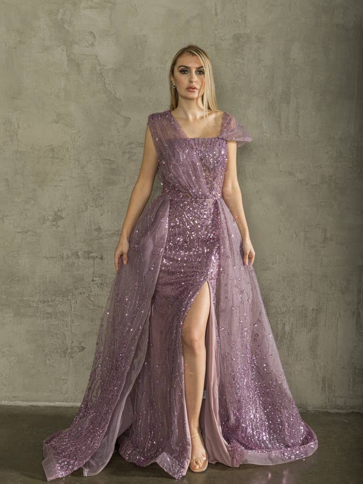 Encolure en cœur dénudée, détails perlés, fente à la jambe pour la vente par La Veneto