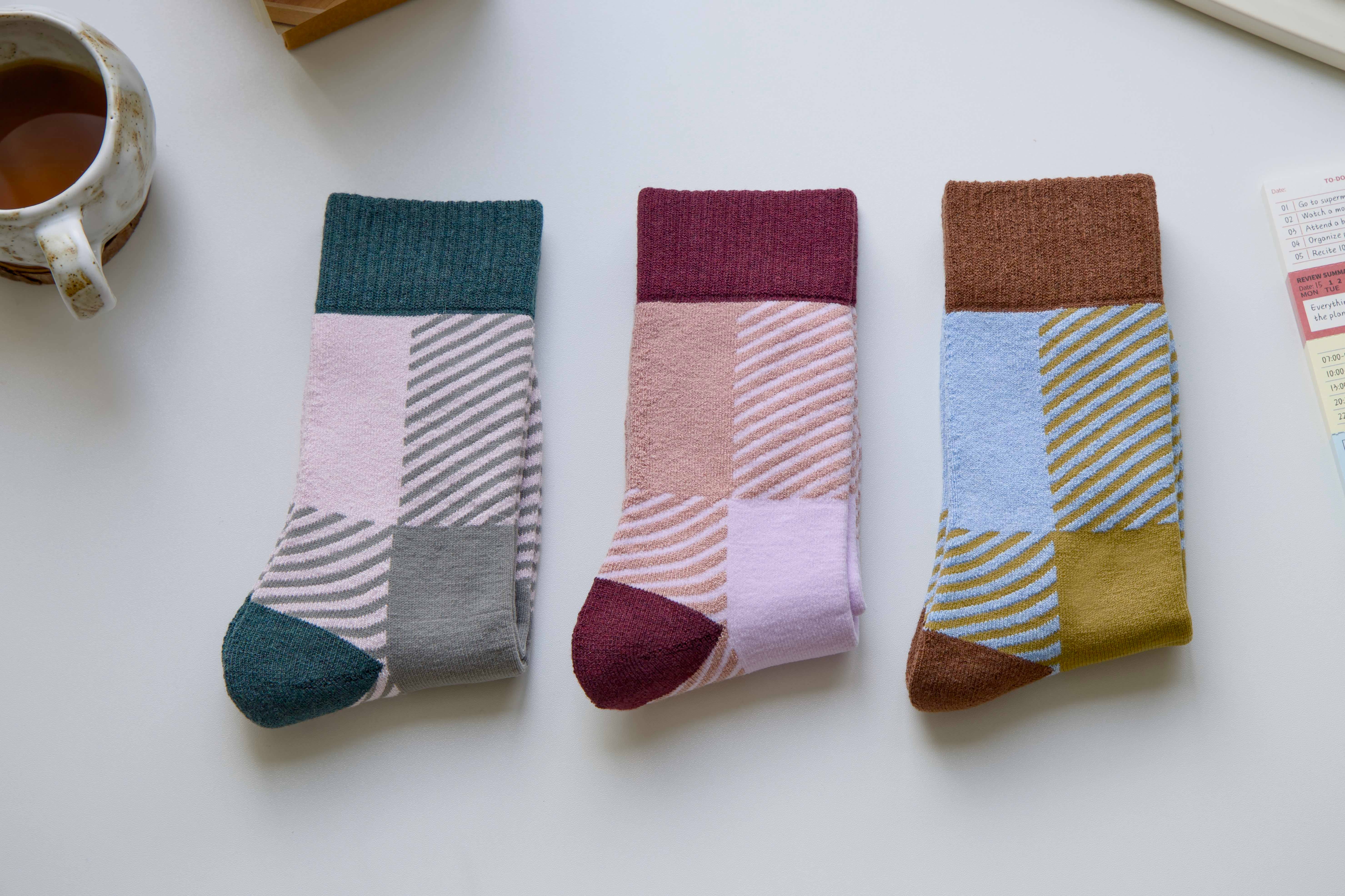 Happy Knits - Vente Chaussettes – unisexe - Chaussettes en laine unisexes – Style rétro à blocs de couleur géométriques4