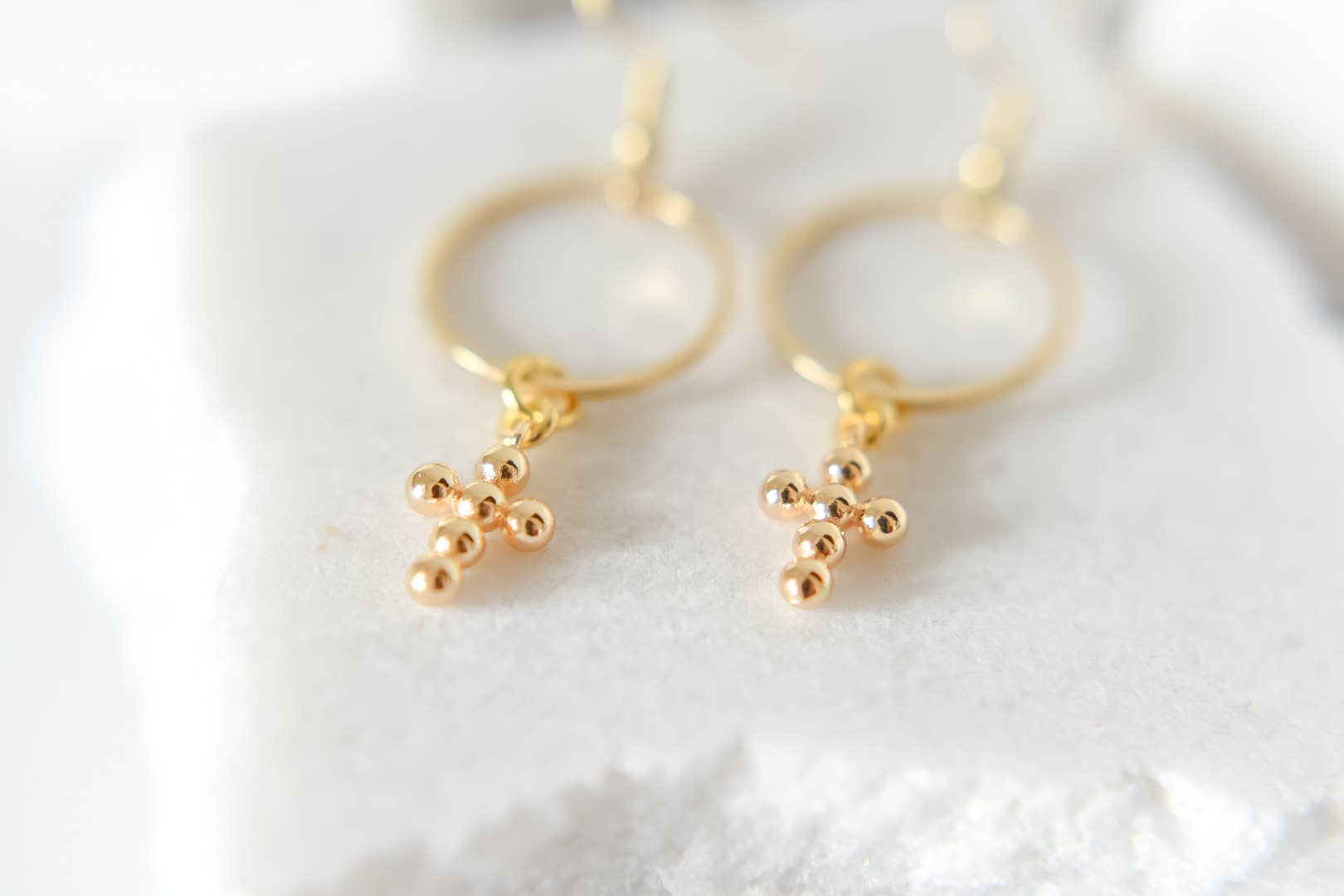 Bella Rey jewelry - Wholesale Hangende/ronde oorbellen - Munro 18k goud vergulde kruisoorringen| hypoallergeen1