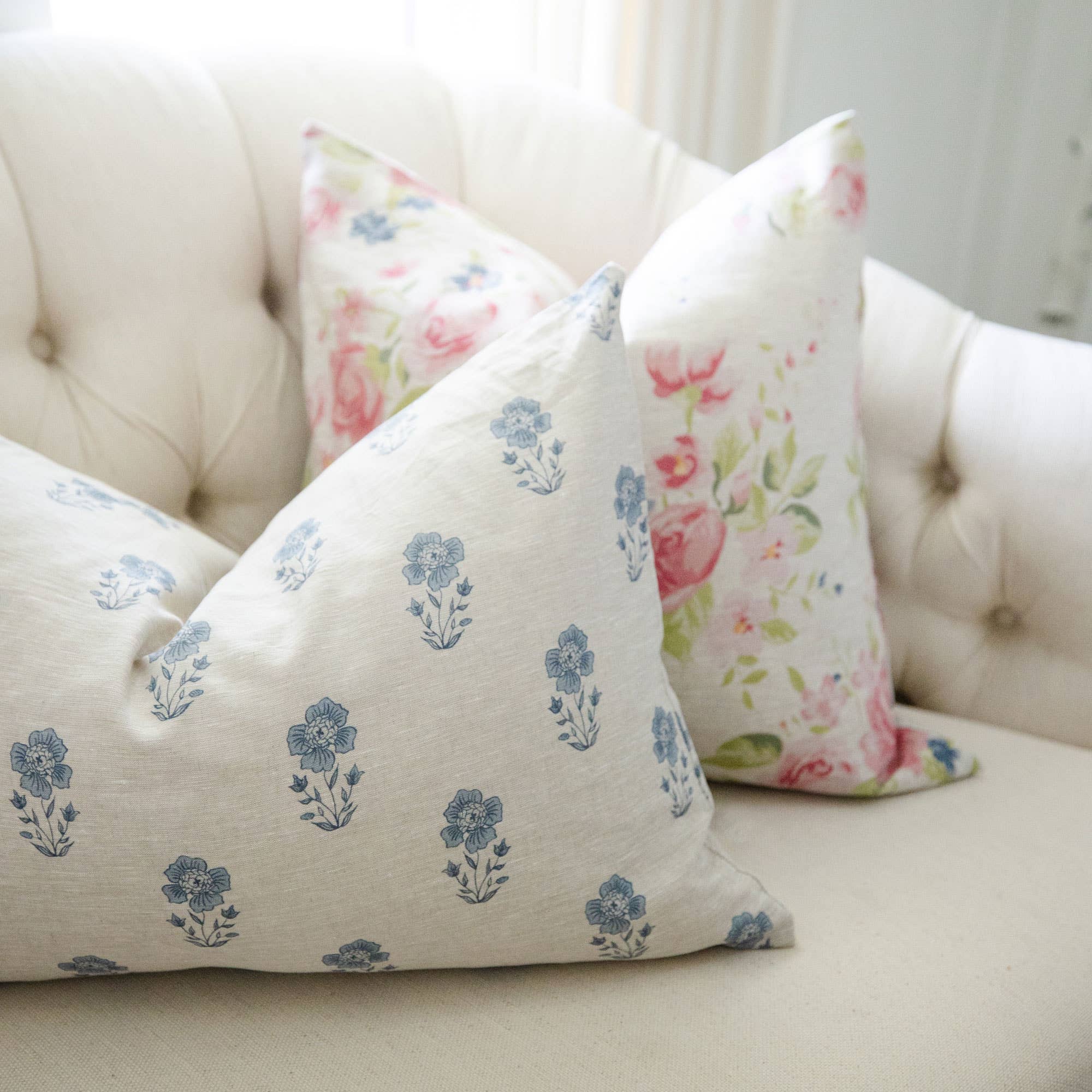 Cozy Prairie Linens Co. - Vente Housse de coussin - Petite housse de coussin à motif floral bleu Signature Linen4