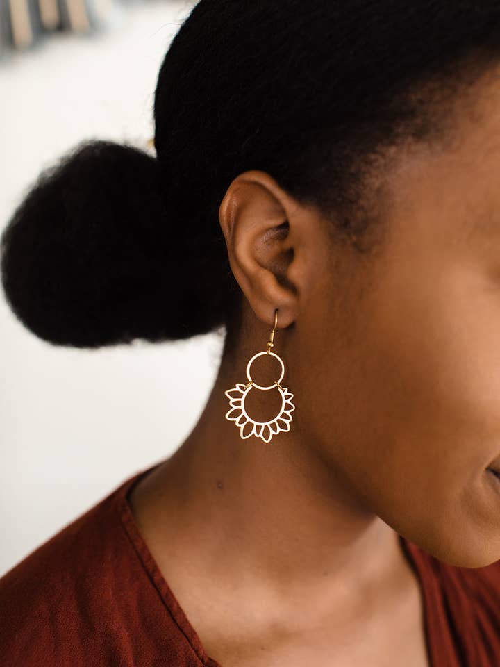 Messing zonnebloem oorbellen voor wholesale door Whitebirch Handmade Goods