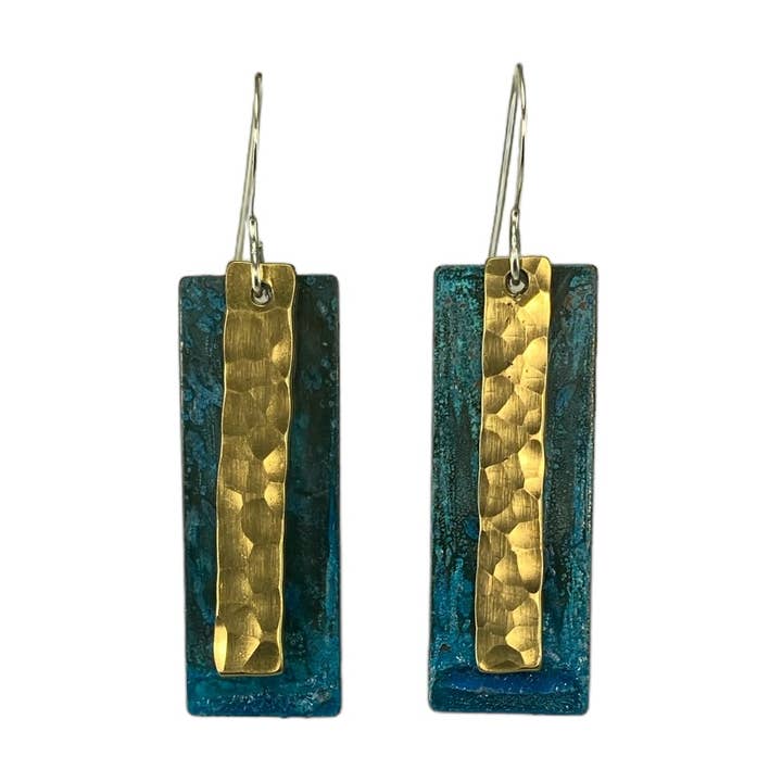 Örhänge med blå patina rektangel och överlagring hamrad B för wholesale av David Stepan