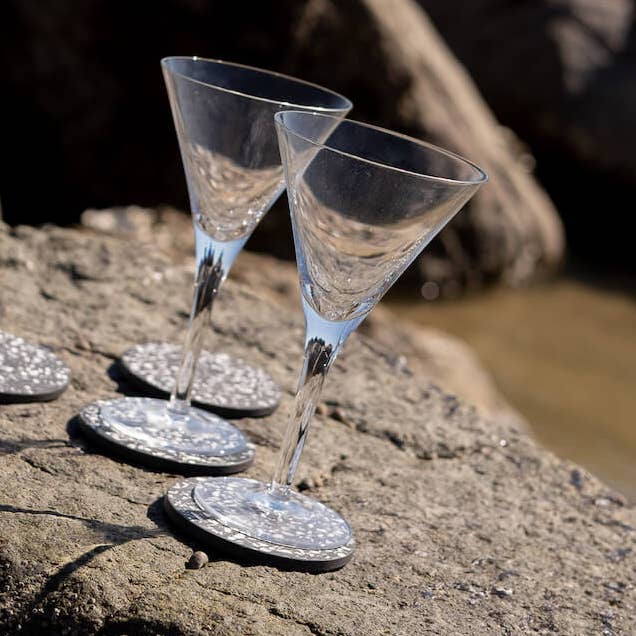 Set mit 4 Untersetzern aus recycelten Muscheln – Malàkio HELIOS für den Großhandel von Malàkio