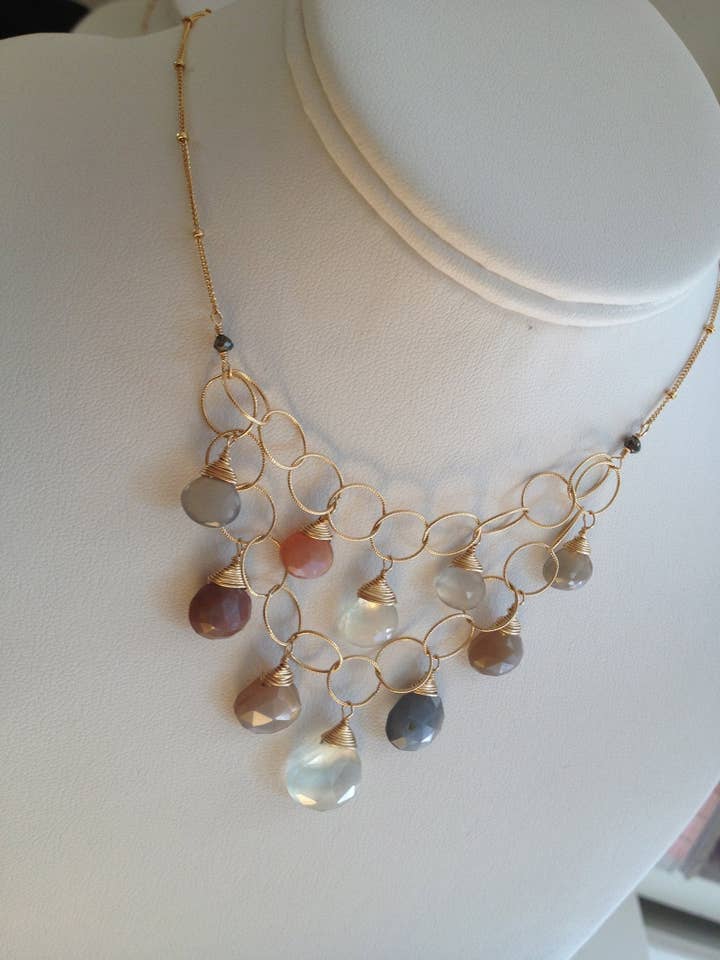 Collier de bavoir en pierres précieuses personnalisé sur commande pour la vente par Gayatri Designs Jewelry