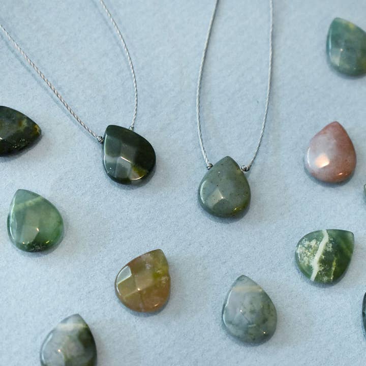 Collier de pierres précieuses et de jaspe fantaisie et cordon gris pour la vente par Hadley Richards Designs