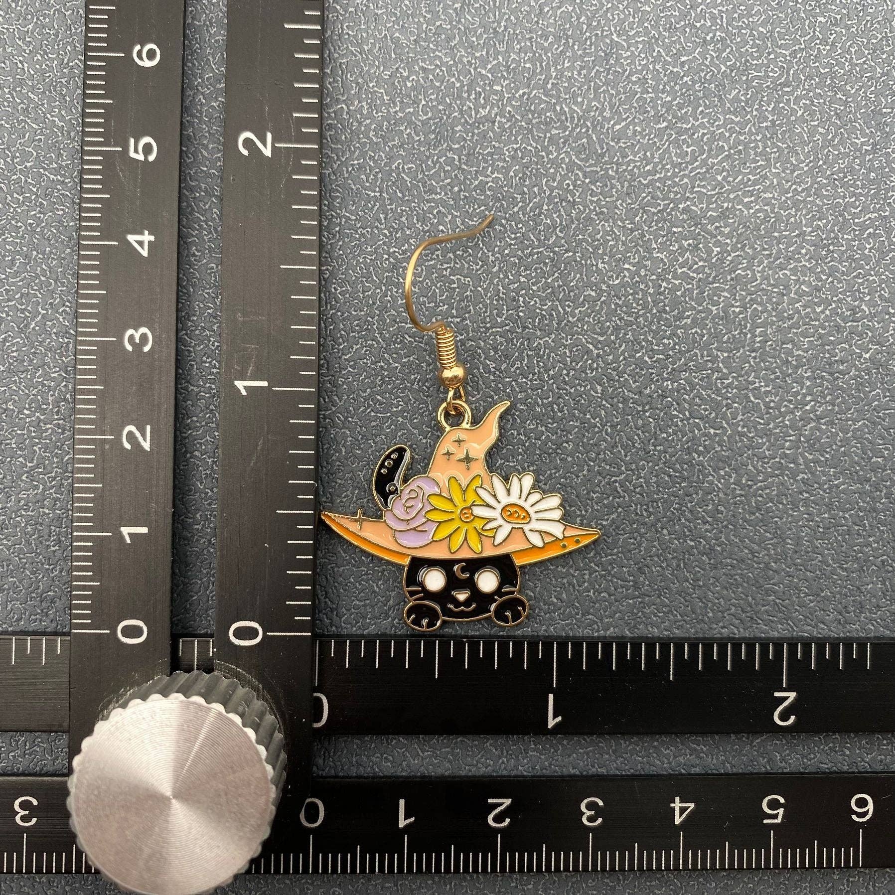 Mio Queena - Wholesale Hangende/ronde oorbellen - Oorbellen met emaillen bloemen en magische kat in diverse stijlen6