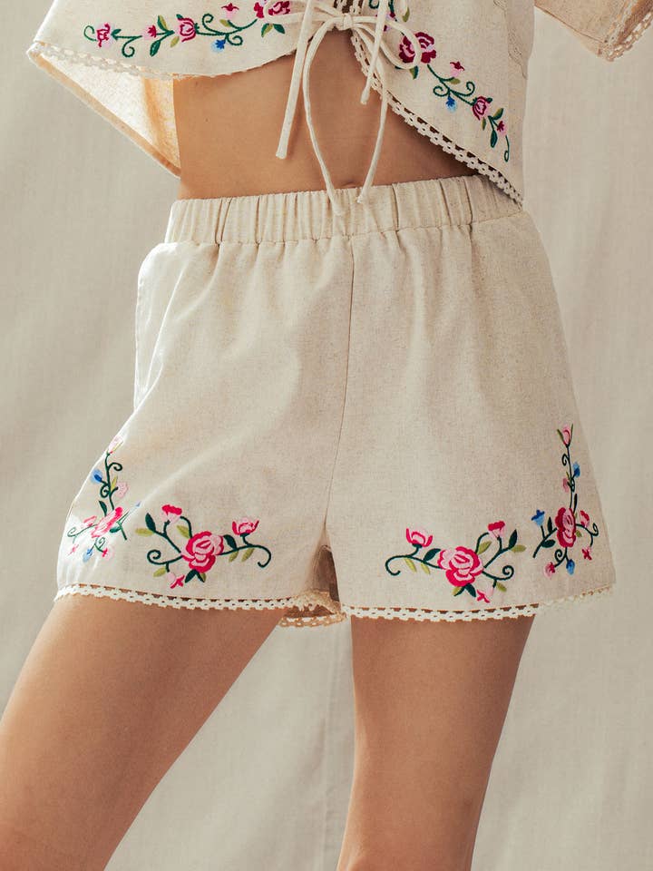 Short en dentelle brodée bohème taille haute pour l'été pour la vente par Urban Daizy