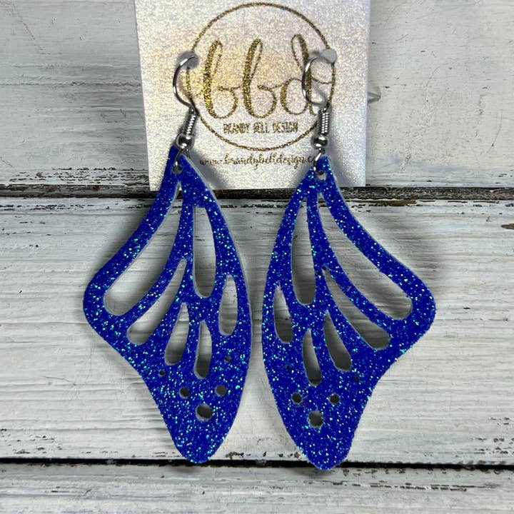 AILES DE PAPILLON - BOUCLES D'OREILLES EN CUIR BLEU PAILLETÉ pour la vente par Brandy Bell Design