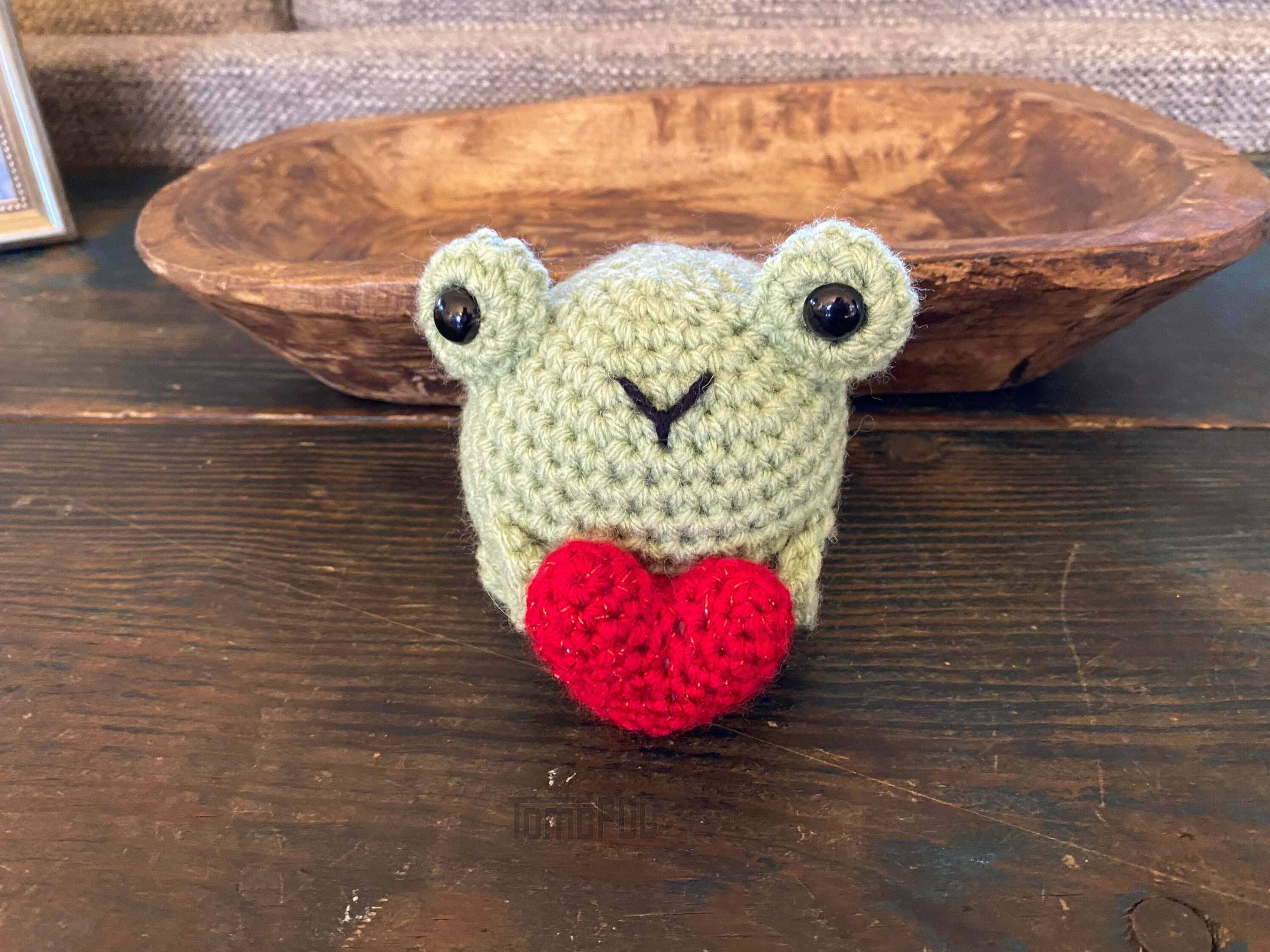 TOMOPOD LLC - Vente Peluche – enfant et bébé - Grenouille de Saint-Valentin au crochet avec cœur, cadeau de Saint-Valentin0