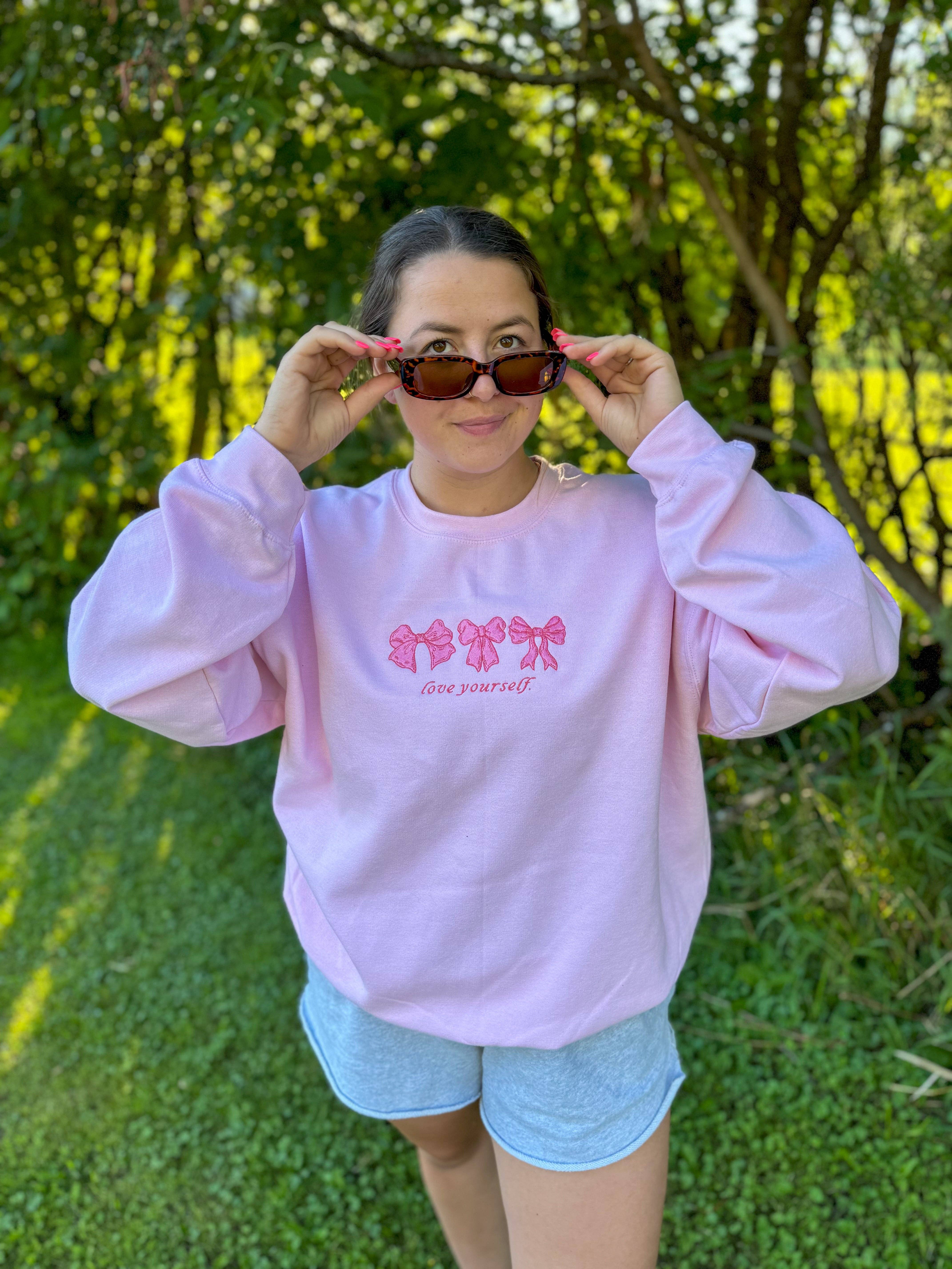 Brenna M & Co – Großhandel Sweatshirt – Unisex – Love Yourself Mental Health Rundhalsausschnitt mit bestickter Schleife2
