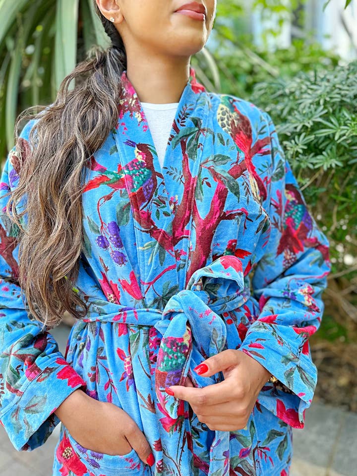 Casaco de luxo de veludo casaco de veludo unisex quimono Boho Indiana Reversível Forrado em Seda Indiana Pecular Outono Inverno Natal Presente de Natal Gelado Azul Exótico Pássaro Exótico por atacado de Essential Designs London