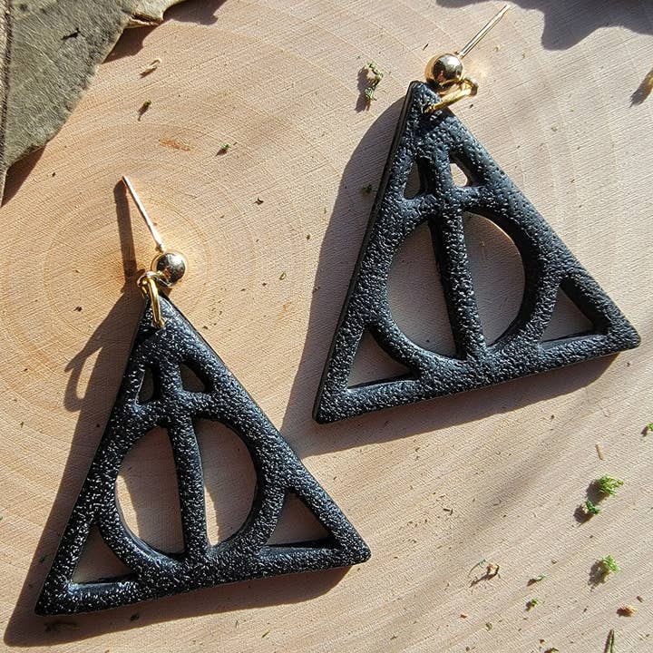 Deathly Hollow Dangle | Pendientes de arcilla inspirados en Harry Potter para venta al por mayor de Knotty4Klay