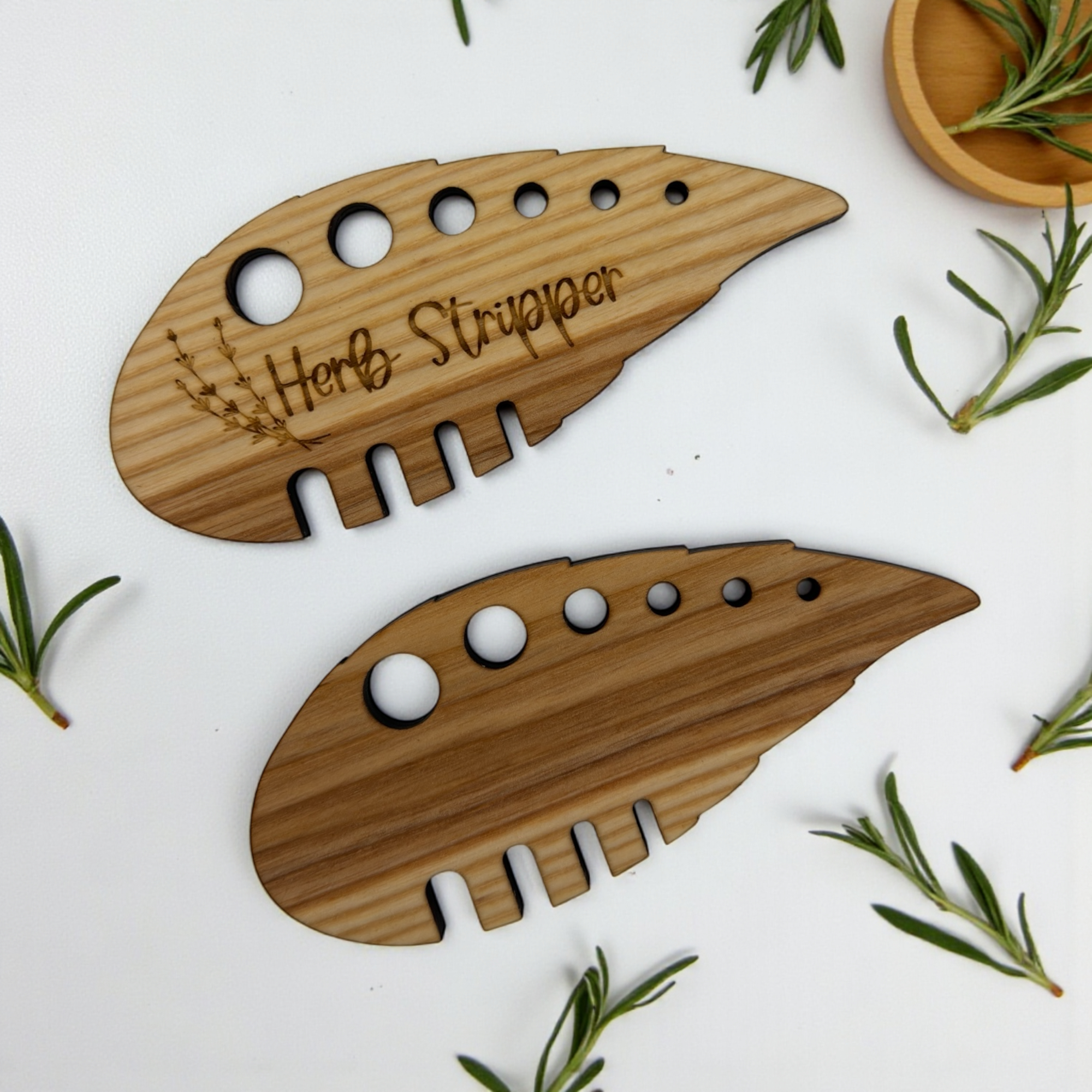 The Savvy Spade - Vente Ustensile/gadget de cuisine - Éplucheur d'herbes personnalisé avec logo – Outil de cuisine en bois dur de marque8