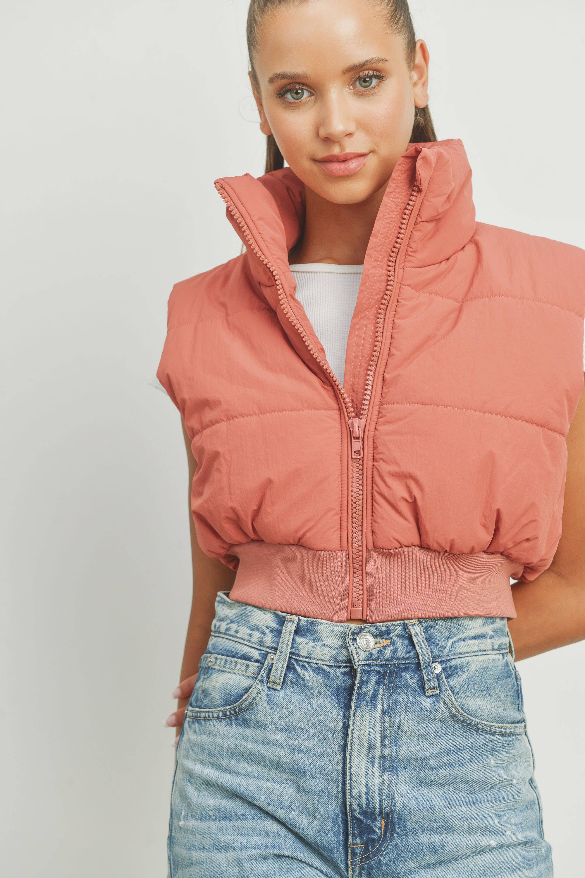 BUTTERMELON – Großhandel Oberbekleidungsweste – Damen – BUTTERMELON Steppweste zum Reißverschluss, cropped, für den Herbst3