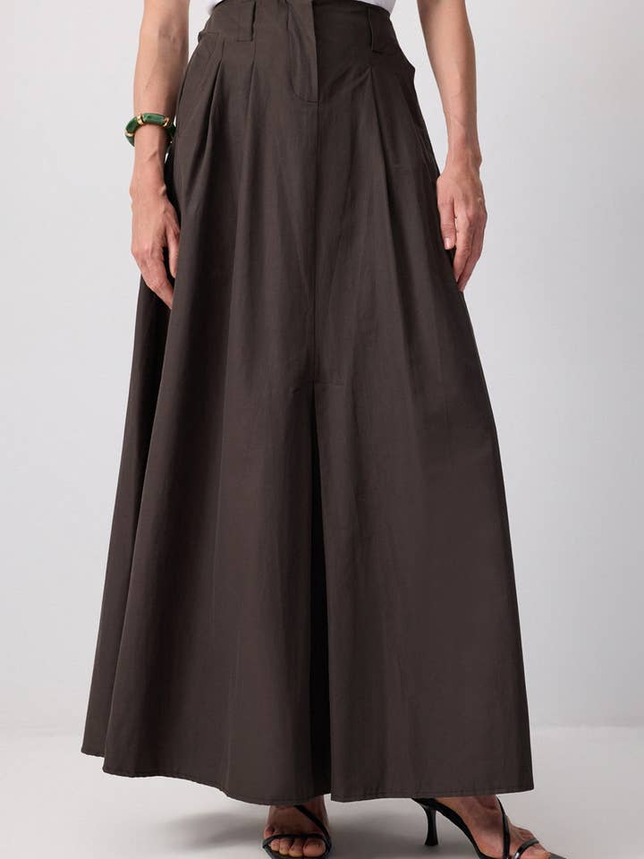 Maxirok met hoge taille en A-lijn met op maat gemaakte coupedetail. voor wholesale door Touché Privé EU