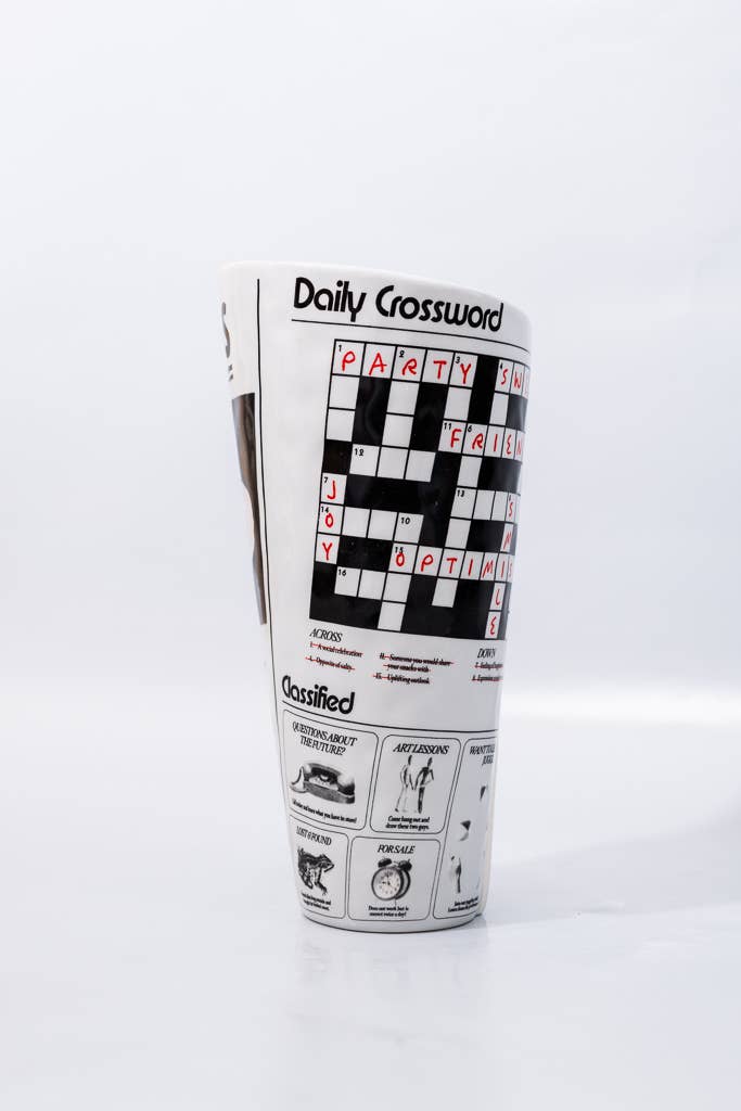 Ban.do – Engroshandel Vase – Keramisk vase med avisdesign og lyserødt bånd1