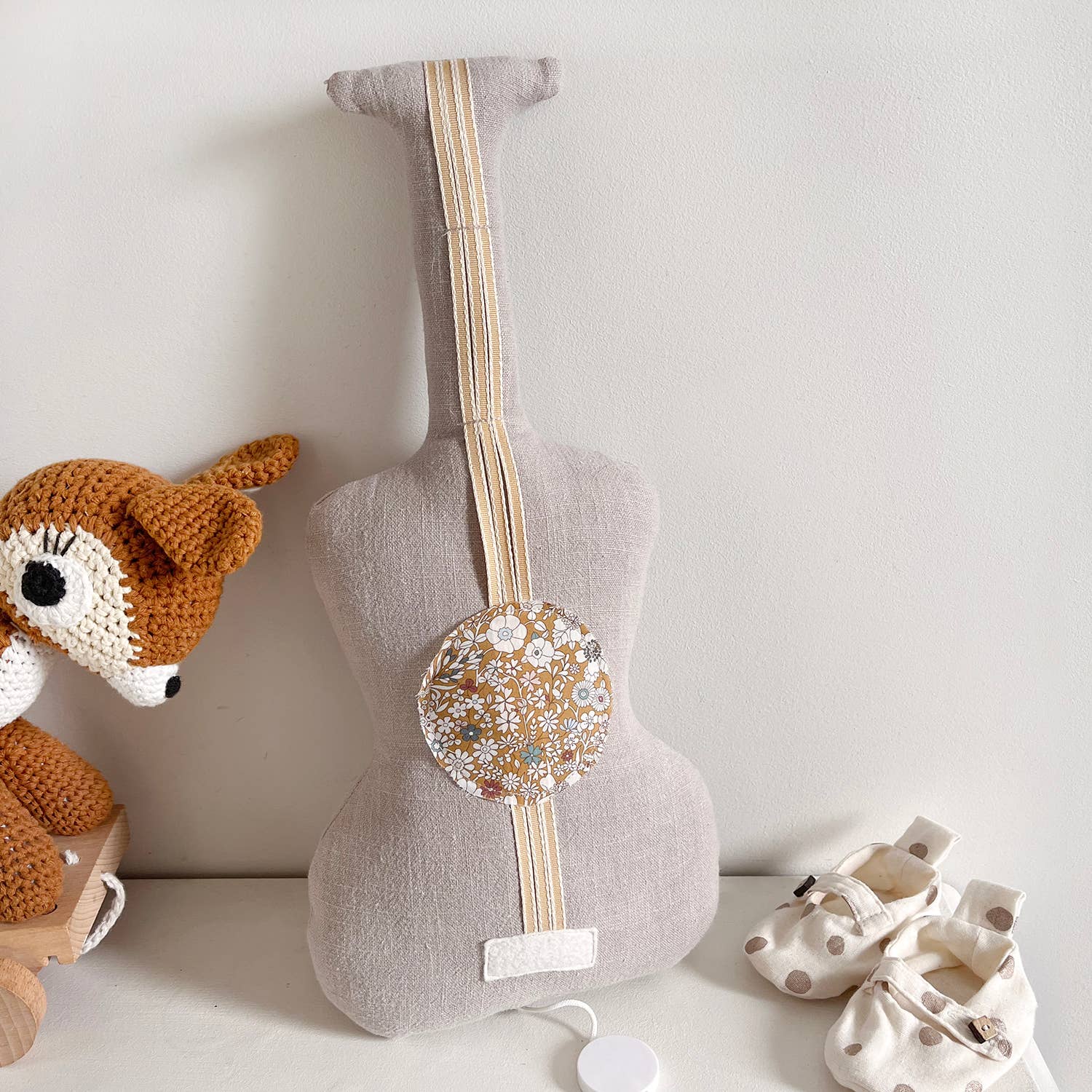 BARNABÉ AIME LE CAFÉ – Großhandel Musikspielzeug – Kind & Baby – Musikalische Gitarre4