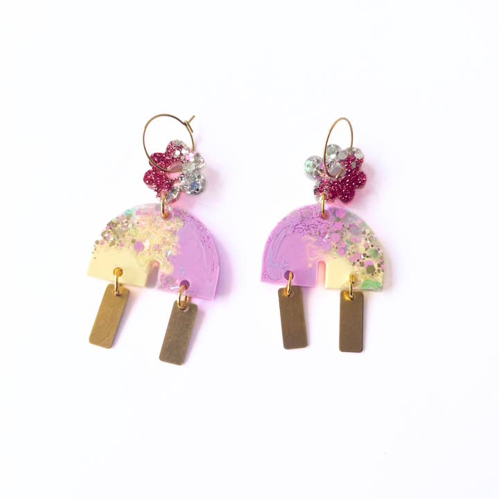 Créoles arc-en-ciel en résine à paillettes violettes, jaunes et rouges pour la vente par Isla & Marigold