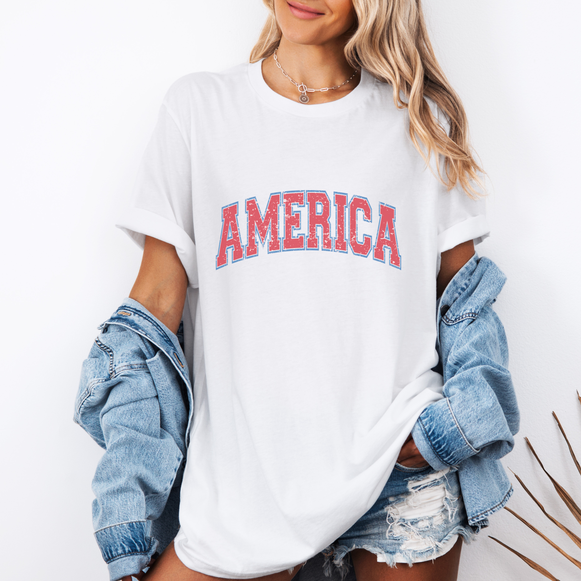 Trendznmore - Modern Graphic Apparel – T-shirt gráfica - Mulher por atacado – T-shirt Gráfica Patriótica Americana Varsity Desgastada0