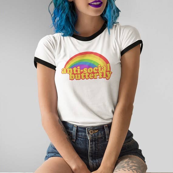 AntiSocial Schmetterling Regenbogen Graphic Shirt für den Großhandel von Espi Lane
