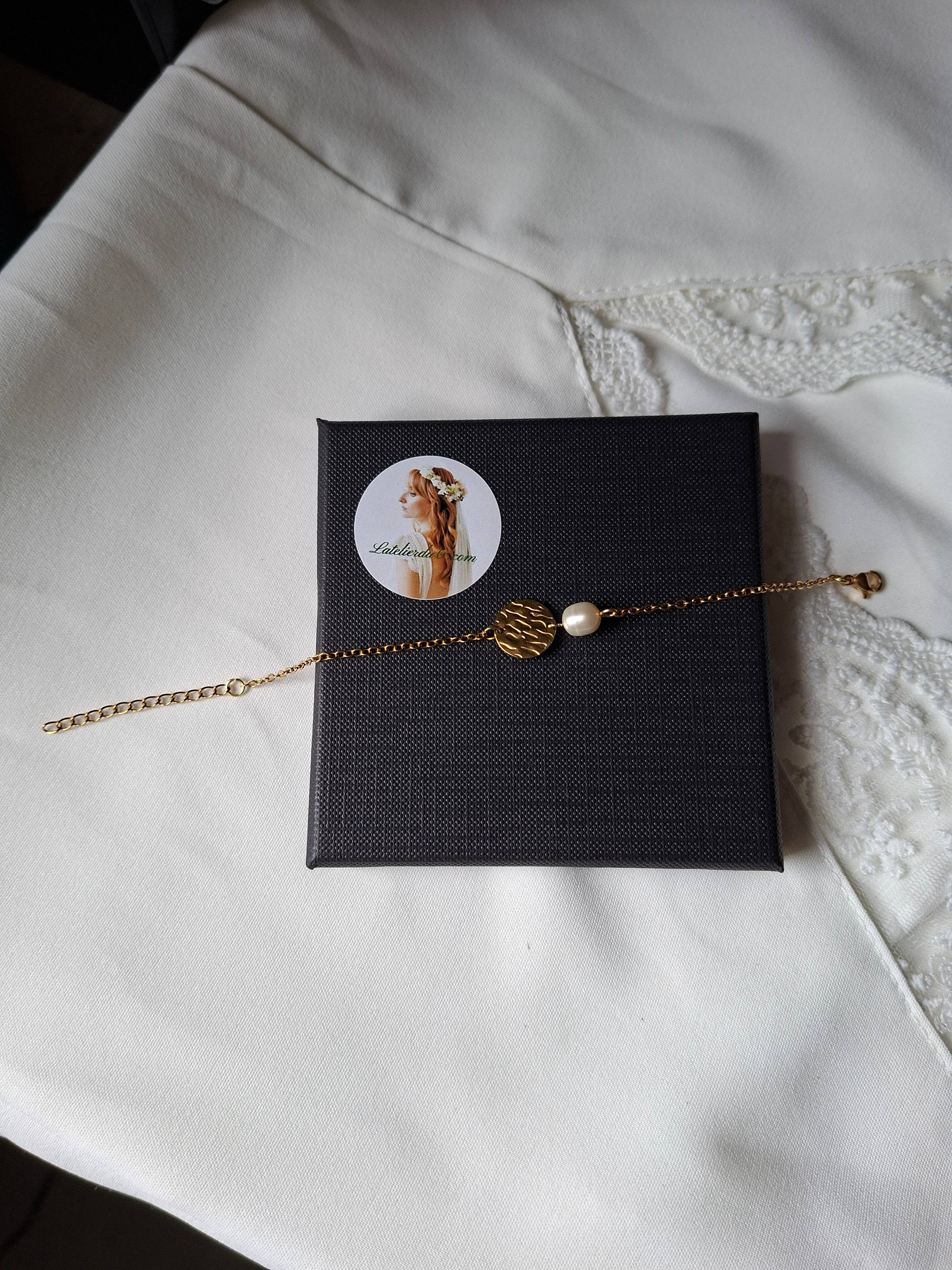 L'atelier du 6 - Wholesale Charm/Dangle Bracelet - Bridal bracelet - cream cultured pearl - hammered sequin.2