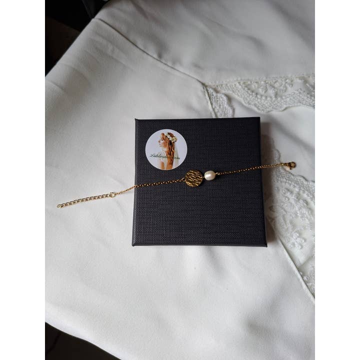 L'atelier du 6 - Wholesale Charm/Dangle Bracelet - Bridal bracelet - cream cultured pearl - hammered sequin.2