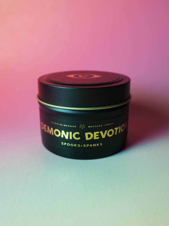 Candela da massaggio Demonic Devotion baja cactus blossom + vaniglia in cashmere per la vendita all'ingrosso da parte di Spooks & Spanks