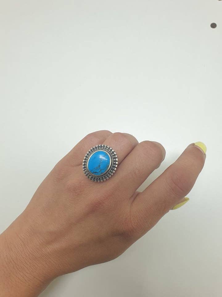 Iroquoise – Großhandel Cocktail-/Statement-Ring – Runder Ring mit natürlichem Türkis und 925er Silberfassung4