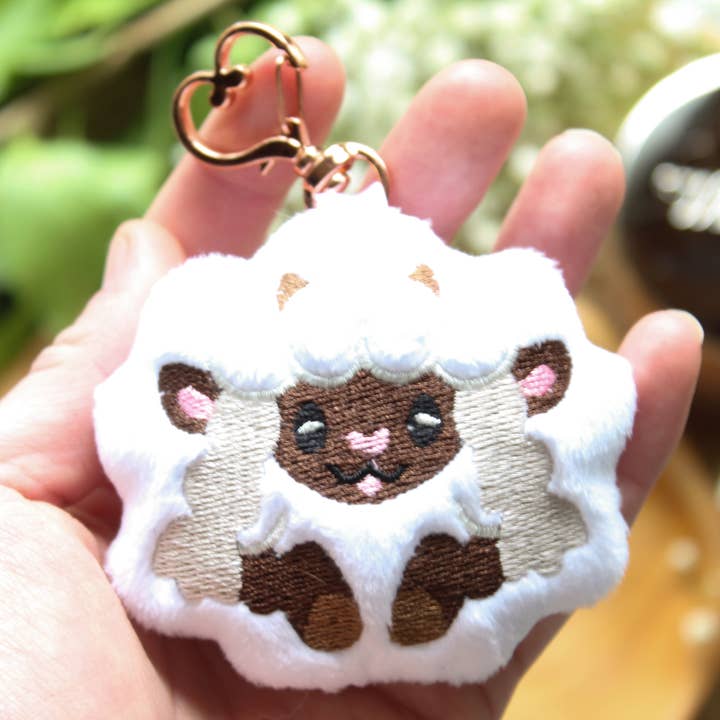 Mamukeeto – wholesale Nyckelringar - Dam – Wooloo Plysch Nyckelring | Handgjord | Pokémon | 3" x 3,5"