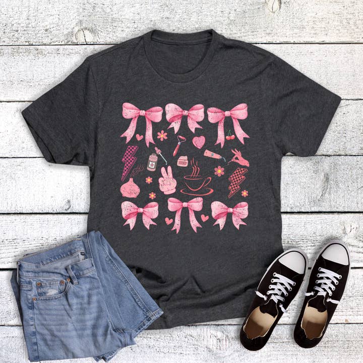 Coquette Ästhetikerin Collage Grafik T-Shirt für den Großhandel von Dust and Roots