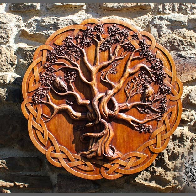 YGGDRASIL. Magnifico pezzo intagliato in legno dell'arte vichinga. per la vendita all'ingrosso da parte di Forged In Wood
