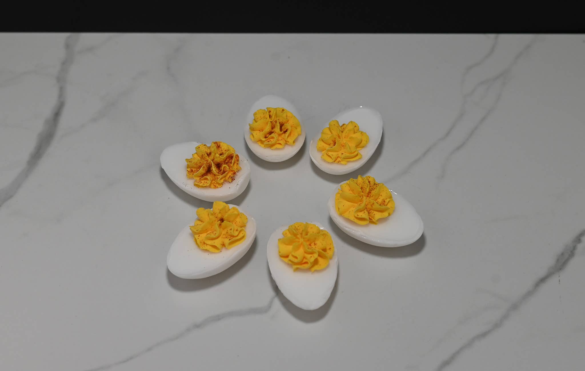 Just Dough It! Fake Foods – Objeto de mesa decorativo por atacado – Fake Deviled Eggs - Conjunto de 63