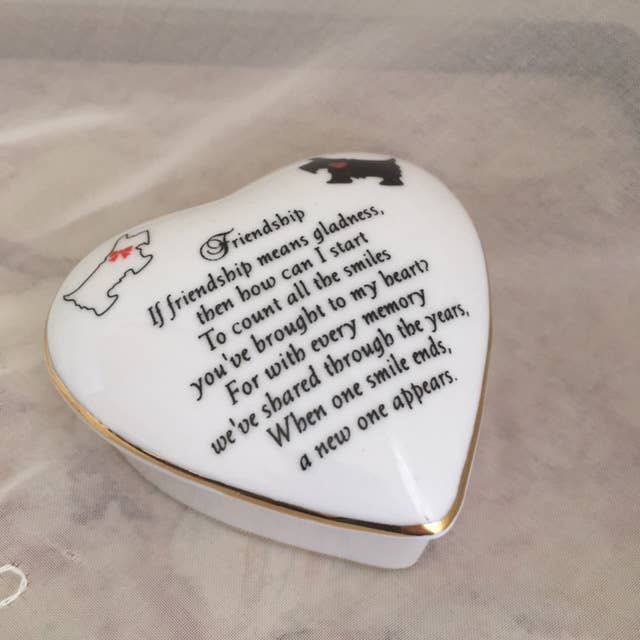 CBE Inc – Großhandel Dekoschachteln – Herzförmige Erinnerungsbox aus Porzellan, Freundschaftsspruch0