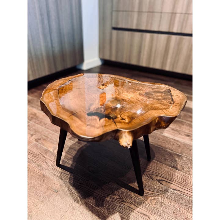 Table basse en noyer noir fait main avec bord naturel pour la vente par DapperwoodSF