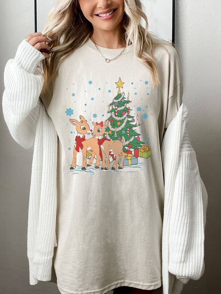 SONDO DESIGN LTD – Engroshandel Grafisk t-shirt - Dame – Retro Rudolph og Clarice skjorte, Rudolph Rødnæset Rensdyr1