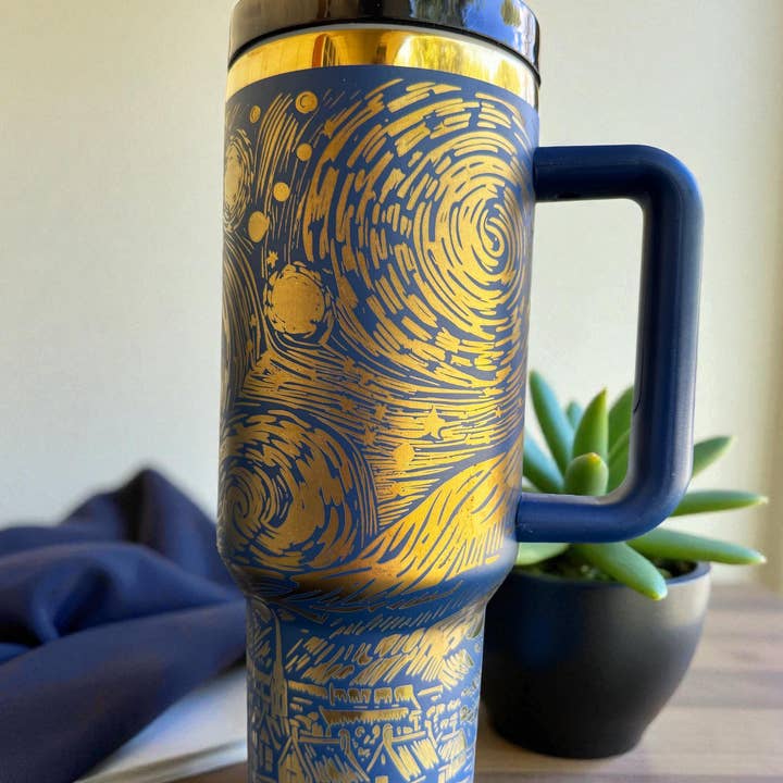 Stjerneklar Nat Indgraveret Tumbler | Van Gogh Inspireret Rustfrit Stål Krus | Isoleret Rejsekrus for engroshandel hos Keen Bee Studio