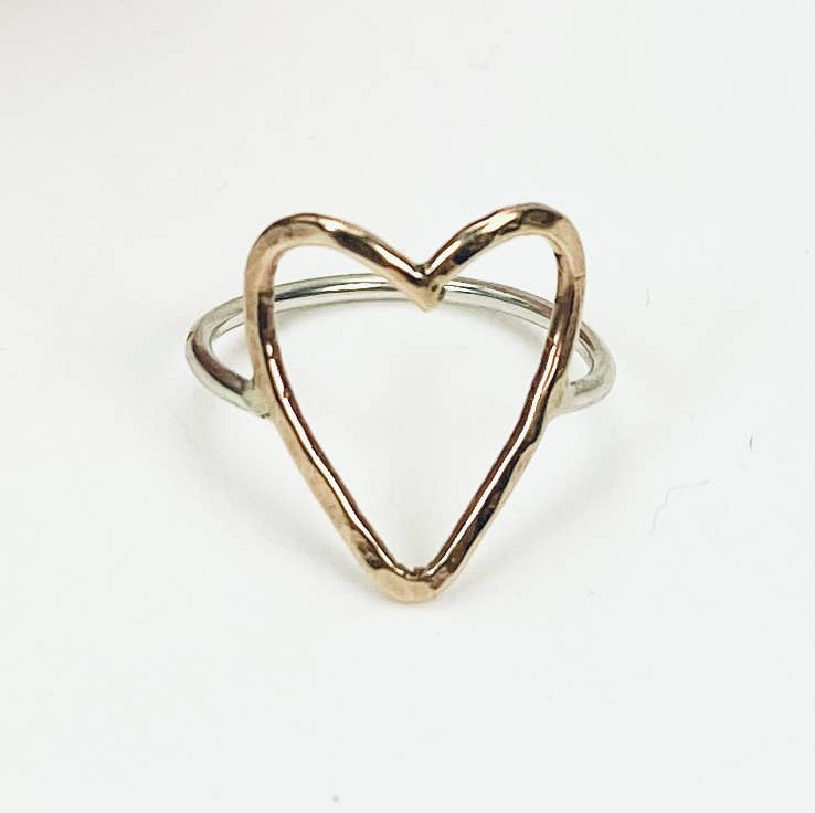 Laura J Designs – Engroshandel Båndring – Hamret hjerte Ring