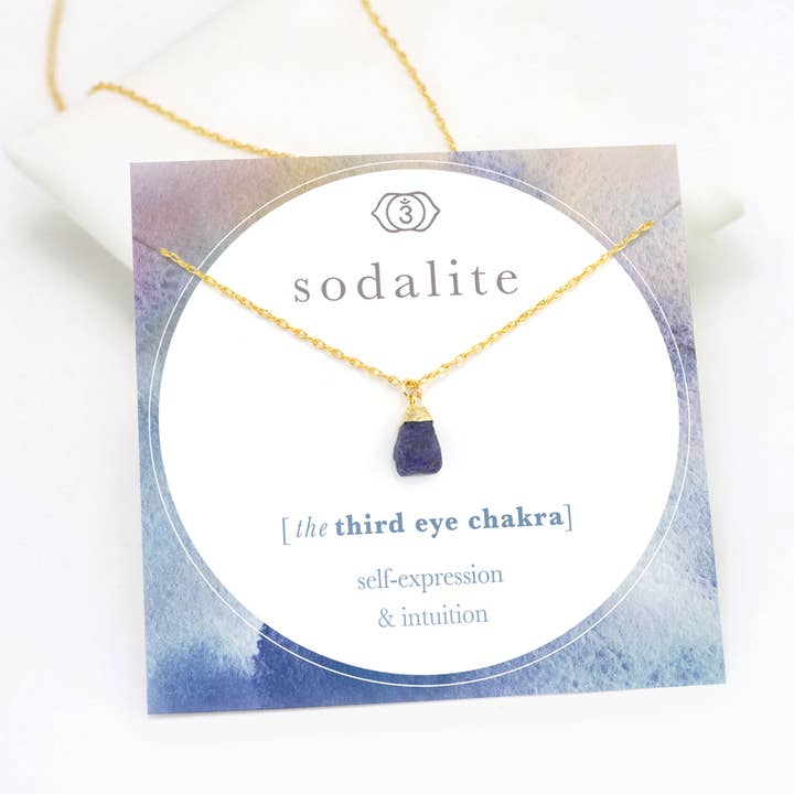 Collier chakra du troisième œil en sodalite brute cristal brut naturel pour la vente par Delezhen