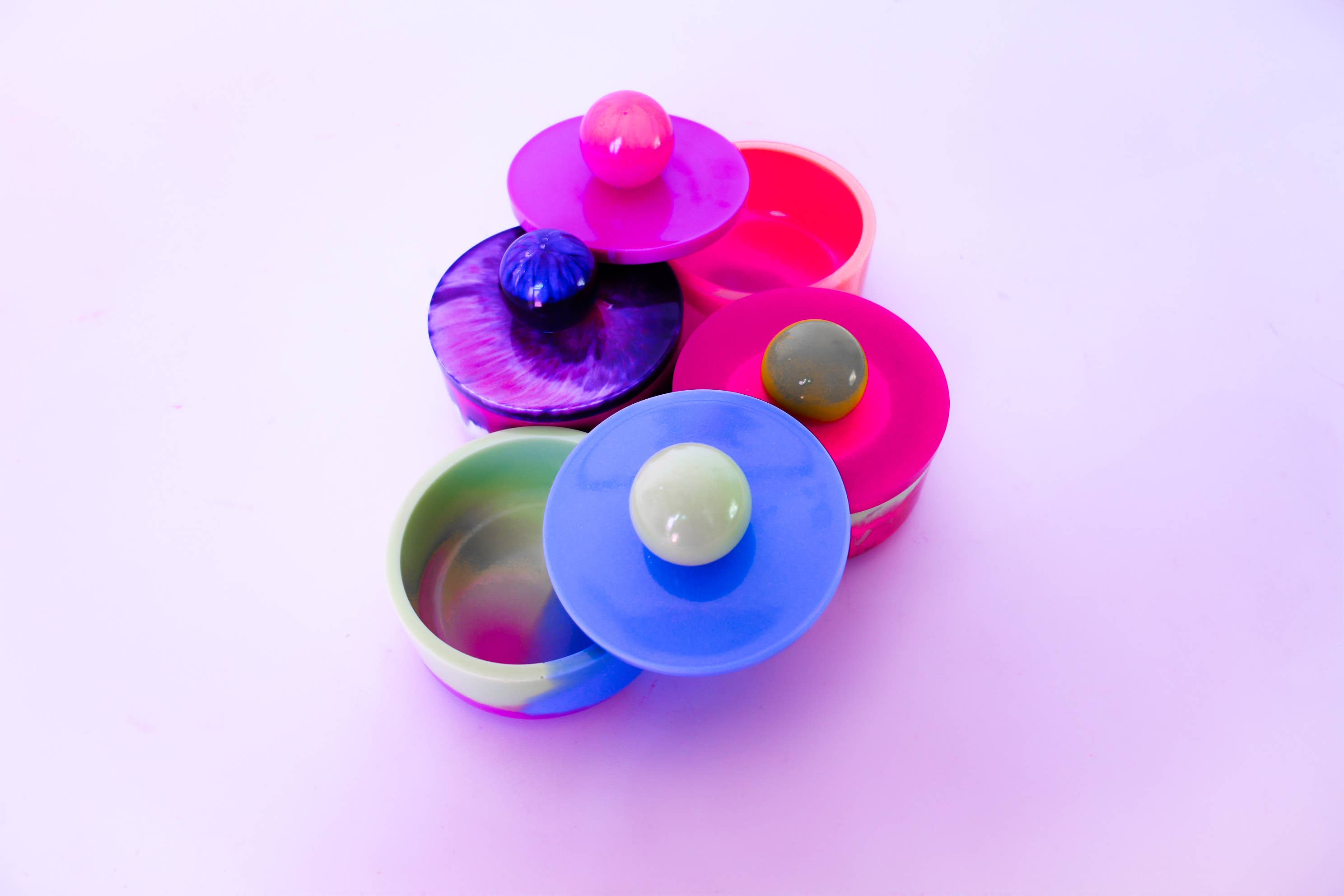 Resin at the Disco - Venta al por mayor Bandejas/platos/boles decorativos - Recipiente Rosie con tapa1