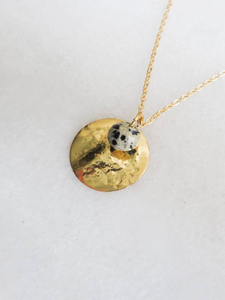 Collar largo Iris con jaspe dálmata y círculo martillado para venta al por mayor de LES TISSAGES DE CAMILLE